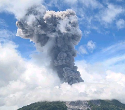 FOTO: Penampakan Gunung Ibu di Maluku Kembali Meletus Semburkan Abu Setinggi 5.000 Meter ke Angkasa