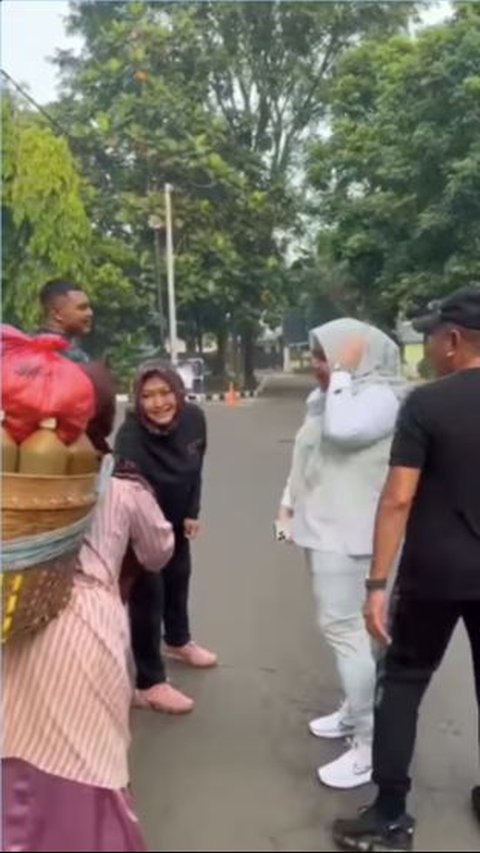 Jalan Santai Sambil Nikmati Udara Sejuk di Markas Kostrad, Pria Ini Disalami & Bertegur Sapa sama Penjual Jamu