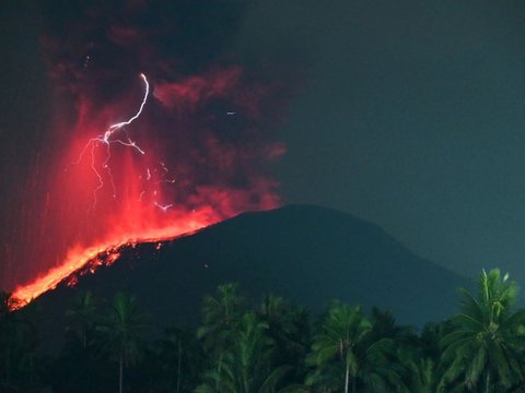 FOTO: Penampakan Gunung Ibu di Maluku Kembali Meletus Semburkan Abu Setinggi 5.000 Meter ke Angkasa