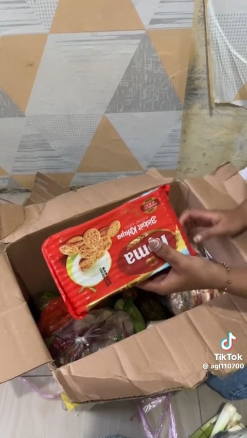 Tak hanya itu, di dalam kardus ini juga terdapat beberapa jenis cemilan untuk anaknya.