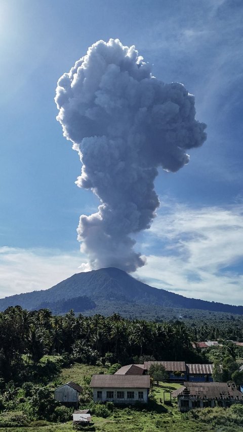 FOTO: Penampakan Gunung Ibu di Maluku Kembali Meletus Semburkan Abu Setinggi 5.000 Meter ke Angkasa