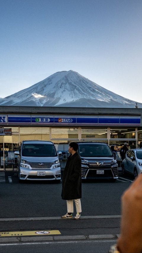 Viral Minimarket Wonosobo Berlatarbelakang Gunung Bak di Jepang, 'Indonesia Tak Ada Obat Sih'