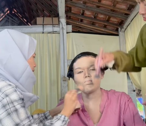 Special Needs Bride's Makeup Artist's Transformation Makes Guests Cry