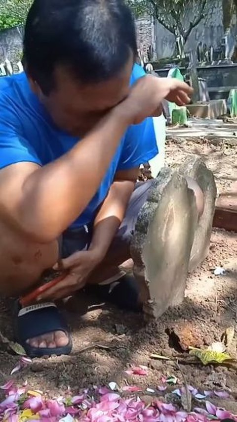 Tangis Pilu Orang Tua Bawakan Es Krim ke Makam Anaknya, Ternyata Jadi Permintaan Terakhir 'Mama Sedikit Saja Ya'<br>