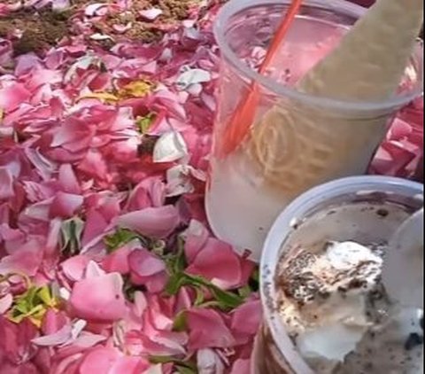 Tangis Pilu Orang Tua Bawakan Es Krim ke Makam Anaknya, Ternyata Jadi Permintaan Terakhir 'Mama Sedikit Saja Ya'