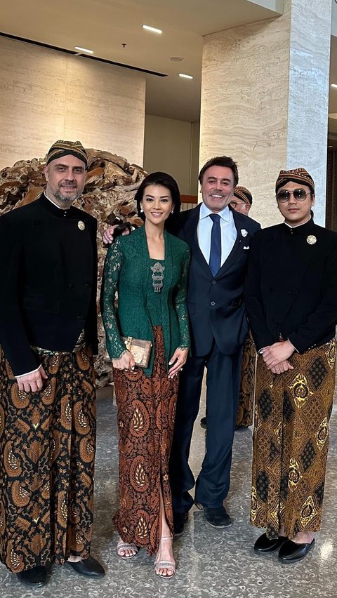 Cantik dalam Balutan Busana Kebaya, ini Potret Farah Quinn saat Hadir ke Acara Ultah Puteri Solo di Keraton Bersama Suami Bule 