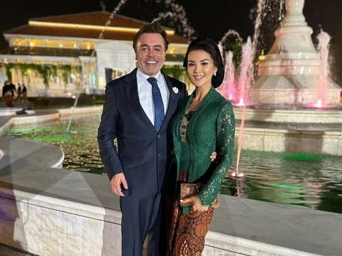 Cantik dalam Balutan Busana Kebaya, ini Potret Farah Quinn saat Hadir ke Acara Ultah Puteri Solo di Keraton Bersama Suami Bule