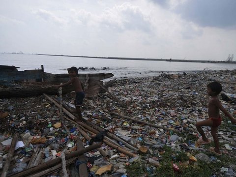 FOTO: Potret Sampah yang Semakin Mengkhawatirkan Kehidupan Nelayan di Pesisir dan Laut Jakarta