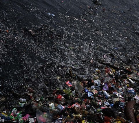 Sampah plastik yang mencemari kawasan pesisir dan laut kerap kali mengganggu nelayan. Mereka pun mengaku semakin sulit untuk menangkap ikan. Foto: merdeka.com / Imam Buhori<br>