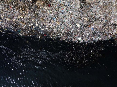 FOTO: Potret Sampah yang Semakin Mengkhawatirkan Kehidupan Nelayan di Pesisir dan Laut Jakarta