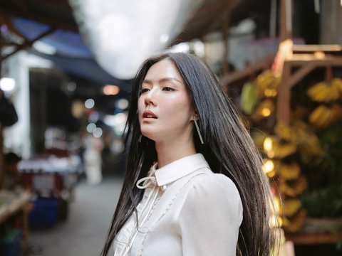 10 Portraits of Nita Gunawan Doing a Photoshoot at the Market, Nonchalant Despite Being the Center of Attention