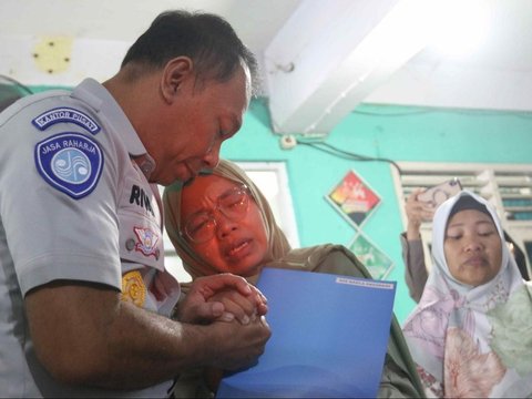 FOTO: Keluarga Korban Kecelakaan Bus Pariwisata Berurai Air Mata Saat Terima Santunan Jasa Raharja di SMK Lingga Kencana