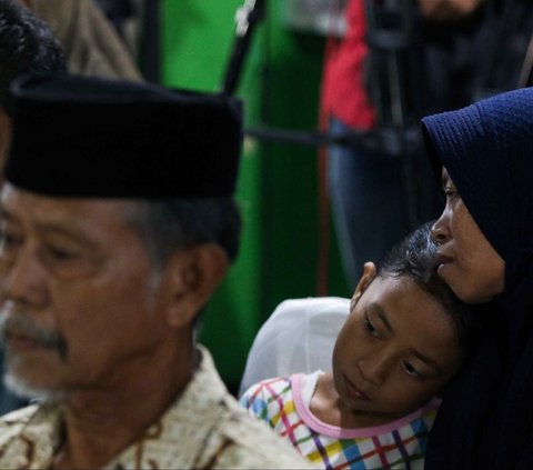 Raut wajah keluarga korban pun tampak diselimuti kesedihan mendalam ketika petugas memanggil satu per satu anggota keluarga korban untuk menerima santunan dari Jasa Raharja. Foto: liputan6.com / Herman Zakharia