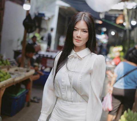 10 Portraits of Nita Gunawan Doing a Photoshoot at the Market, Nonchalant Despite Being the Center of Attention