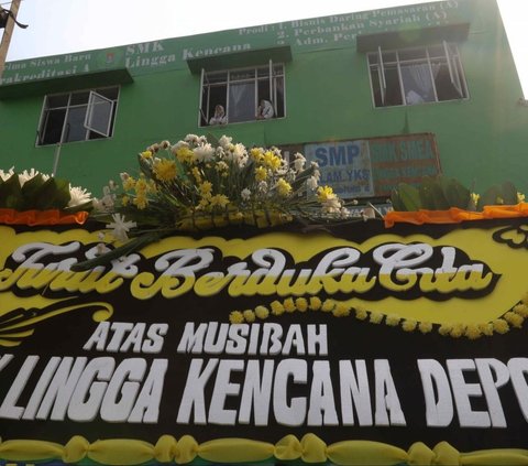 FOTO: Keluarga Korban Kecelakaan Bus Pariwisata Berurai Air Mata Saat Terima Santunan Jasa Raharja di SMK Lingga Kencana