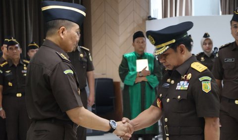 “Saya ucapkan Selamat Bekerja, laksanakan dengan baik sumpah yang telah Saudara ucapkan. Semoga Tuhan Yang Maha Esa senantiasa membimbing kita semua dalam setiap pekerjaan dan pengabdian yang terbaik kepada masyarakat, bangsa, dan negara,”