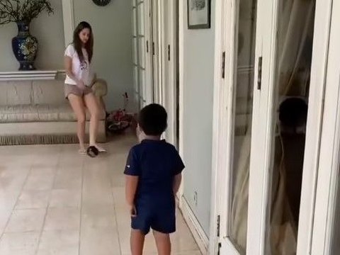 Nempel Banget! Tak Cuma dengan Mikhayla, ini Potret Kebersamaan Nia Ramadhani dengan Anak Laki-lakinya