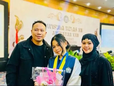 10 Portraits of Vicky Prasetyo Attending His Child's Graduation, Being Together with His First Ex-Wife Becomes the Highlight