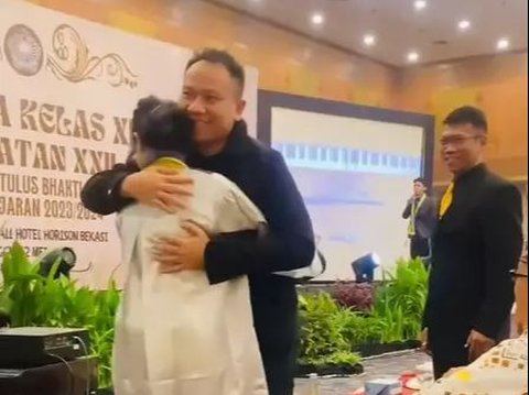 10 Portraits of Vicky Prasetyo Attending His Child's Graduation, Being Together with His First Ex-Wife Becomes the Highlight