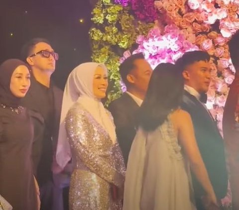 Have to Wait for 3 Hours, 7 Photos of Artists Who Are Willing to Wait in Line to Shake Hands with Rizky Febian and Mahalini at the Wedding Reception