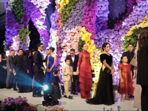 Have to Wait for 3 Hours, 7 Photos of Artists Who Are Willing to Wait in Line to Shake Hands with Rizky Febian and Mahalini at the Wedding Reception