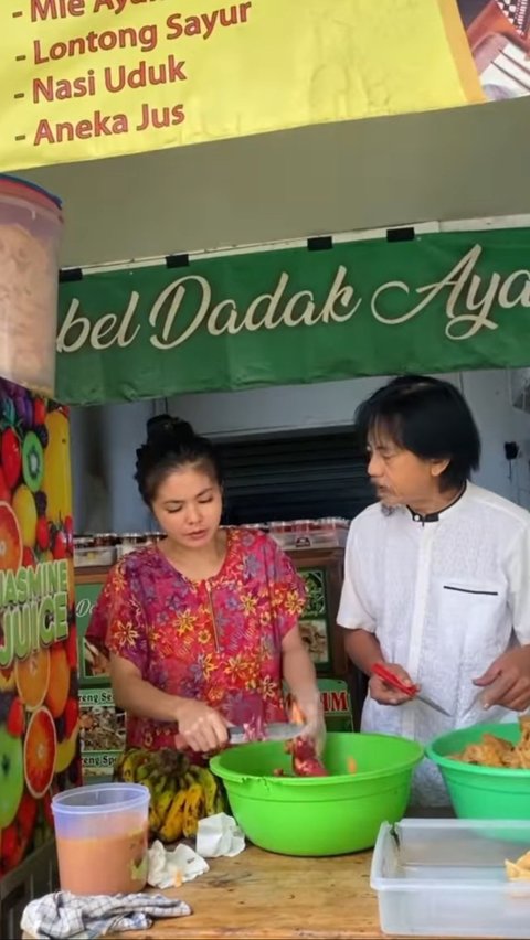 Warung makan ini dikelola langsung oleh Epy Kusnandar bersama istrinya, Karina Ranau.