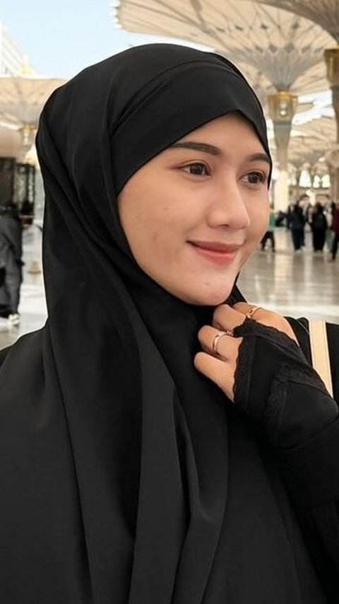 Meski tanpa riasan berlebih, finalis Puteri Indonesia ini tetap memesona dalam balutan hijab
