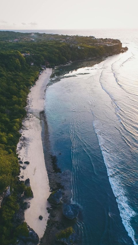 1.	Pantai Kuta