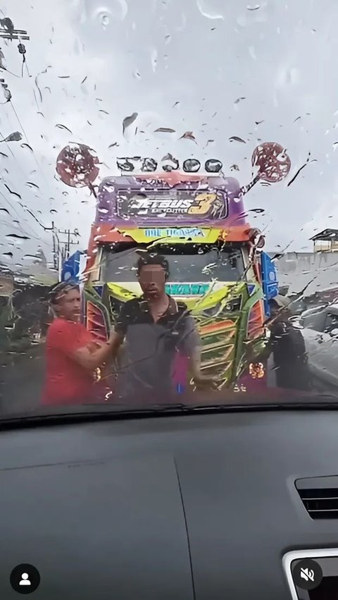 Viral Bus Nekat Lawan Arah Salah Satu Penumpangnya Ngamuk Dan Ajak Duel Saat Tak Diberi Jalan 7207