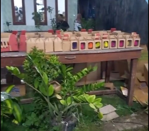 Viral Souvenir Pernikahan Unik di Mojokerto, Berisi Ayam Warna-warni