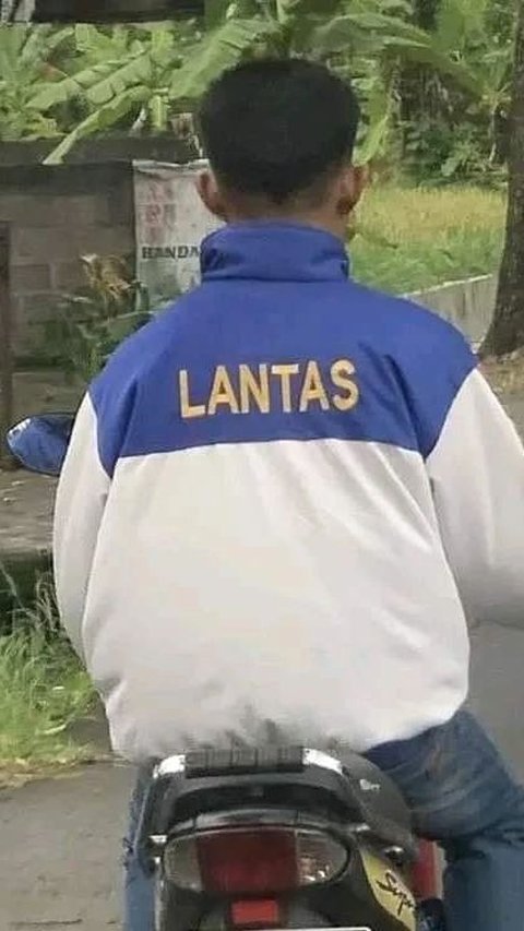 Pemotor Kreatif Tampil Beda dengan Jaket Berbagai Tulisan Unik dan Lucu.