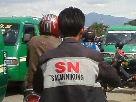 Salah Nikung: Menjaga Keseimbangan dan Keamanan di Jalan Raya<br><br>Salah nikung, sebuah tindakan yang sering terjadi di jalan raya. Tidak hanya berbahaya bagi pengendara itu sendiri, tetapi juga bagi pengguna jalan lainnya. Salah nikung adalah tindakan mengambil jalur yang salah saat melintasi tikungan. Hal ini seringkali dilakukan oleh pengendara yang ingin memotong jalur atau mencari jalan pintas.<br><br>Salah nikung sangat berpotensi menyebabkan kecelakaan lalu lintas yang serius. Ketika seorang pengendara melanggar aturan dan mengambil jalur yang salah, mereka menghadapi risiko tabrakan dengan kendaraan yang datang dari arah yang berlawanan. Selain itu, pengendara lain yang tidak mengantisipasi perilaku ini juga dapat terkejut dan kehilangan konsentrasi, menyebabkan kemungkinan kecelakaan yang lebih besar.<br><br>Untuk menjaga keseimbangan dan keamanan di jalan raya, penting bagi setiap pengendara untuk menghindari melakukan salah nikung. Memahami dan mengikuti aturan lalu lintas adalah langkah pertama yang harus diambil. Selain itu, pengendara juga harus meningkatkan kesadaran mereka terhadap lingkungan sekitar, termasuk mengamati tanda-tanda dan marka jalan yang ada.<br><br>Salah nikung bukanlah solusi yang tepat untuk menghemat waktu atau mencapai tujuan dengan cepat. Sebaliknya, tindakan ini hanya akan meningkatkan risiko kecelakaan dan membahayakan diri sendiri serta pengguna jalan lainnya. Jadi, mari kita bersama-sama menghindari melakukan salah nikung dan berkontribusi dalam menciptakan jalan raya yang aman bagi semua.