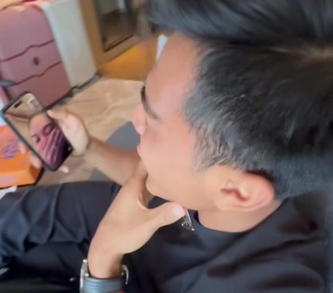 Bertemu di Korea, Momen Raffi Ahmad Pergoki Arhan Video Call Azizah Salsha Langsung Malu-Malu