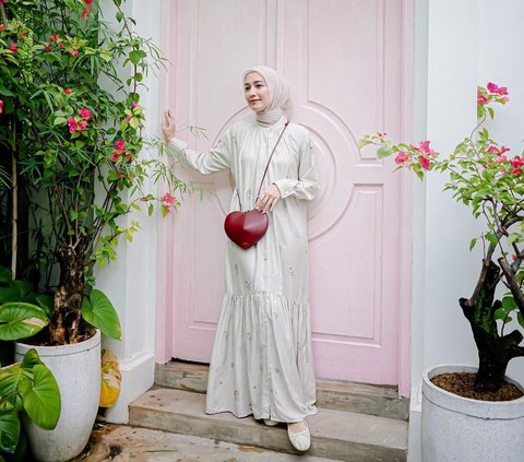Inspiration of Simple Style with Red Bag ala Mega Iskanti