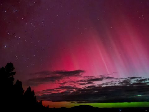 Menakjubkan! 10 Foto Nana Mirdad dan Andrew White Melihat Penampakan Aurora Langka di New Zealand