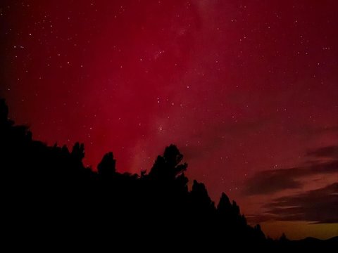 Menakjubkan! 10 Foto Nana Mirdad dan Andrew White Melihat Penampakan Aurora Langka di New Zealand