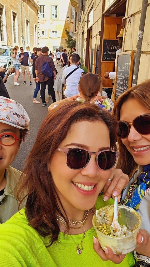 Foto-Foto Cantik Najwa Shihab Liburan di Italy, Happy Bareng Bestie