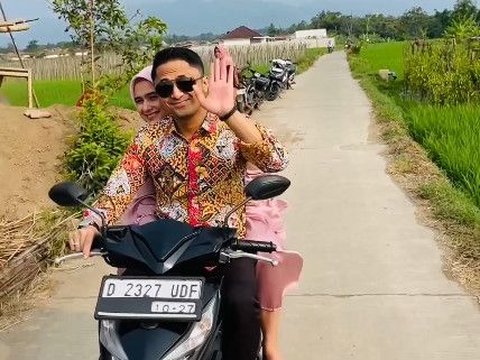 10 Portraits of Hengky Kurniawan Attending a Wedding of a Million People on a Motorcycle