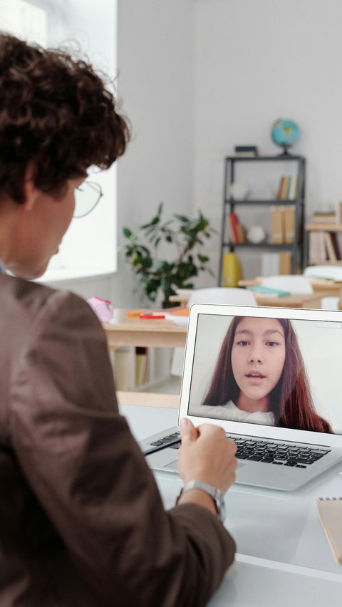 Rekomendasi ide bisnis online berpeluang tinggi yang cocok untuk anak muda.