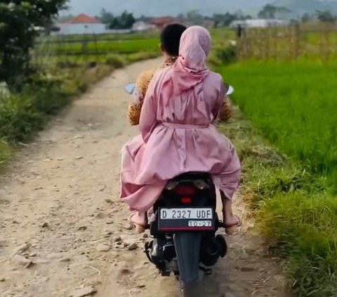 10 Portraits of Hengky Kurniawan Attending a Wedding of a Million People on a Motorcycle