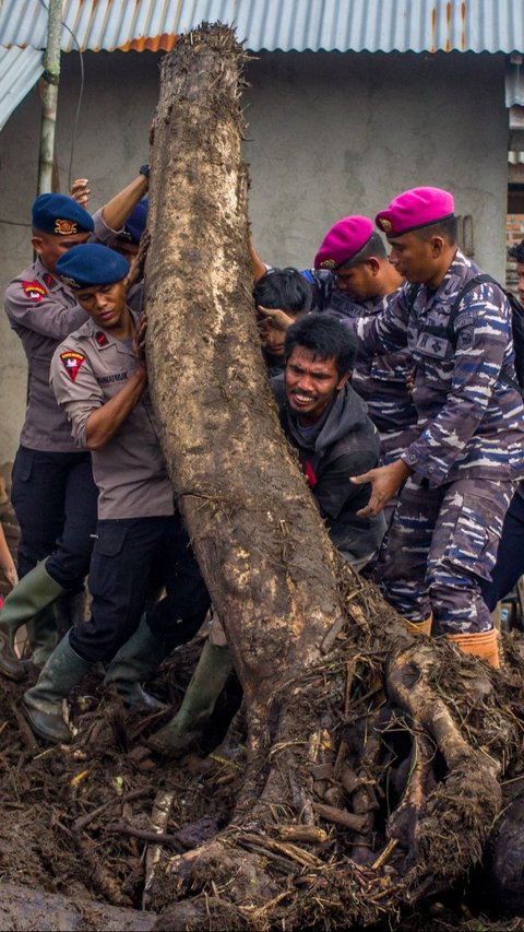 FOTO: Perjuangan Tim SAR Cari Korban Banjir Bandang di Sumbar, 50 Orang Ditemukan Tewas