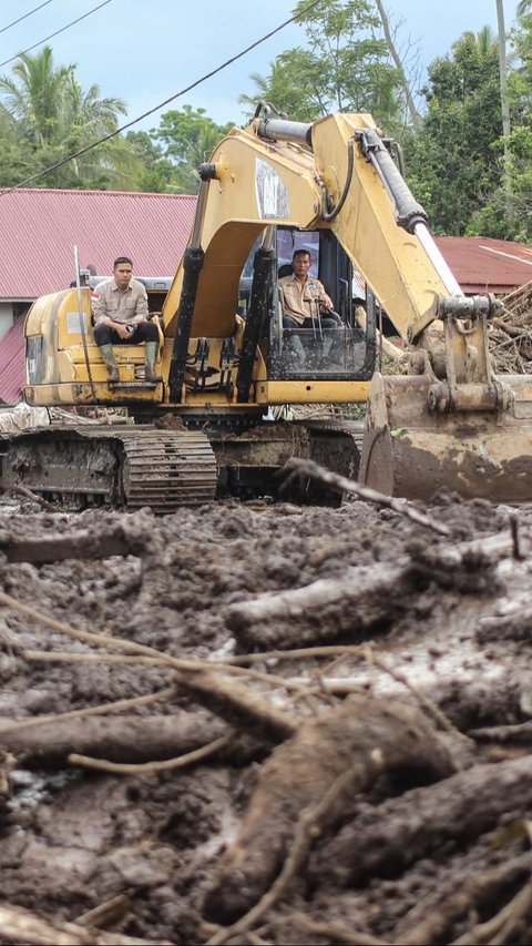 Korban meninggal dunia akibat terjangan banjir bandang di Sumbar ini tercatat mencapai 50 orang. Sementara, 27 orang lainnya dilaporkan hilang. Foto: Ade Yuandha/AFP