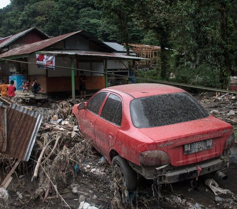FOTO: Perjuangan Tim SAR Cari Korban Banjir Bandang di Sumbar, 50 Orang Ditemukan Tewas