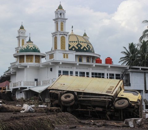 FOTO: Perjuangan Tim SAR Cari Korban Banjir Bandang di Sumbar, 50 Orang Ditemukan Tewas