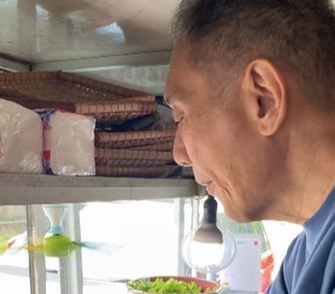 ⁠Lapar Berat, Bos Jalan Tol Jusuf Hamka Lahap Makan Jengkol-Tempe-Oncom di Warung Pinggir Jalan
