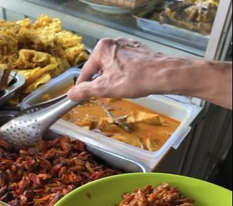 ⁠Lapar Berat, Bos Jalan Tol Jusuf Hamka Lahap Makan Jengkol-Tempe-Oncom di Warung Pinggir Jalan