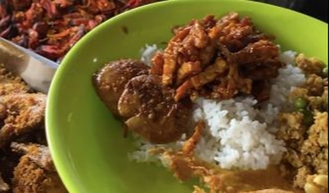 Warung kaki lima ini beroperasi dengan pelayanan prasmanan. <br>