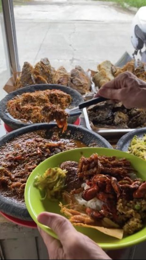 ⁠Lapar Berat, Bos Jalan Tol Jusuf Hamka Lahap Makan Jengkol-Tempe-Oncom di Warung Pinggir Jalan