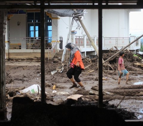 FOTO: Perjuangan Tim SAR Cari Korban Banjir Bandang di Sumbar, 50 Orang Ditemukan Tewas