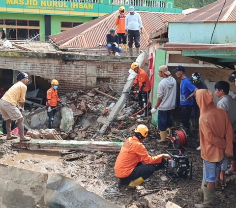 FOTO: Perjuangan Tim SAR Cari Korban Banjir Bandang di Sumbar, 50 Orang Ditemukan Tewas